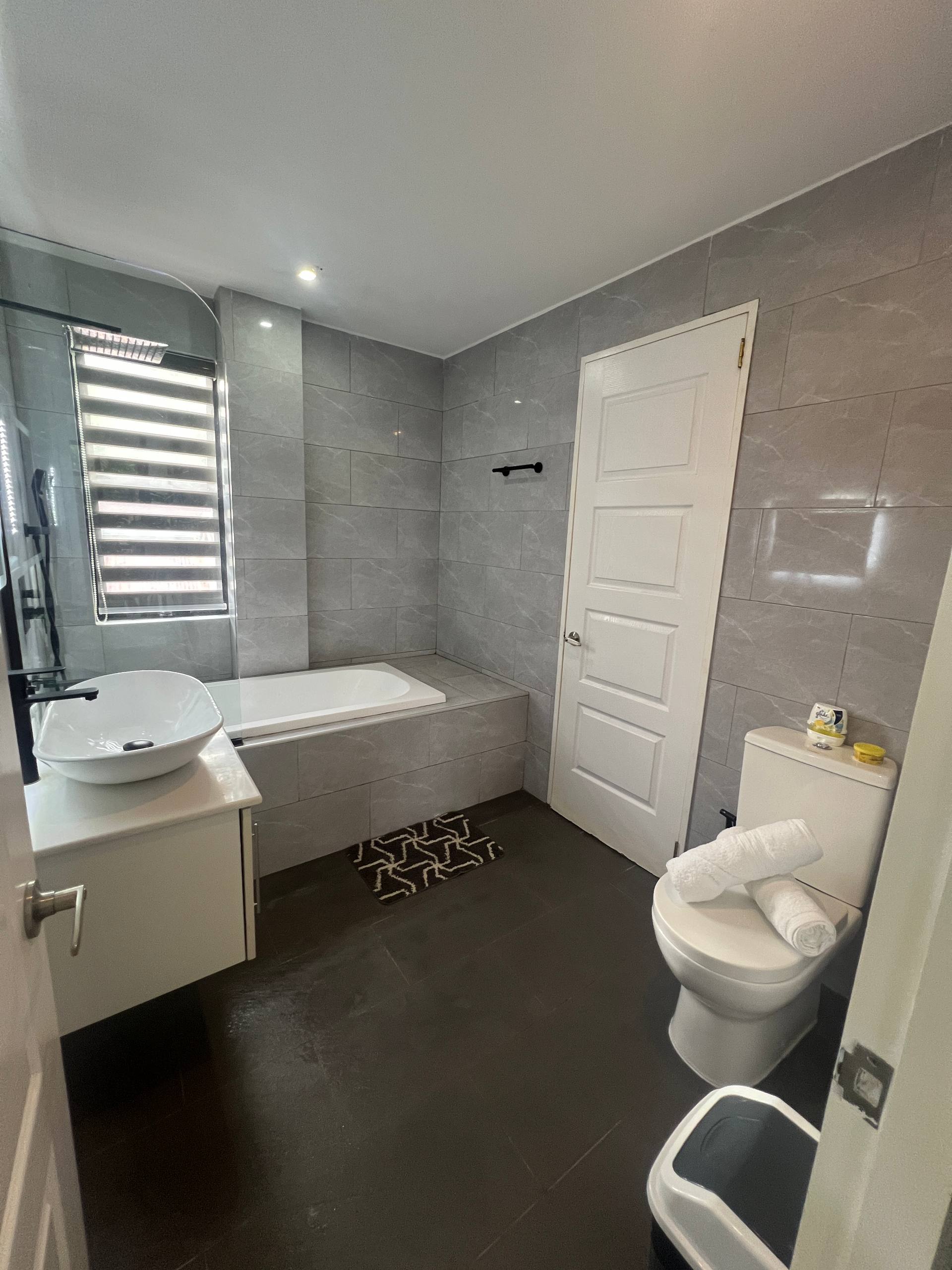 En-suite bathtub, shower screen and toilet area