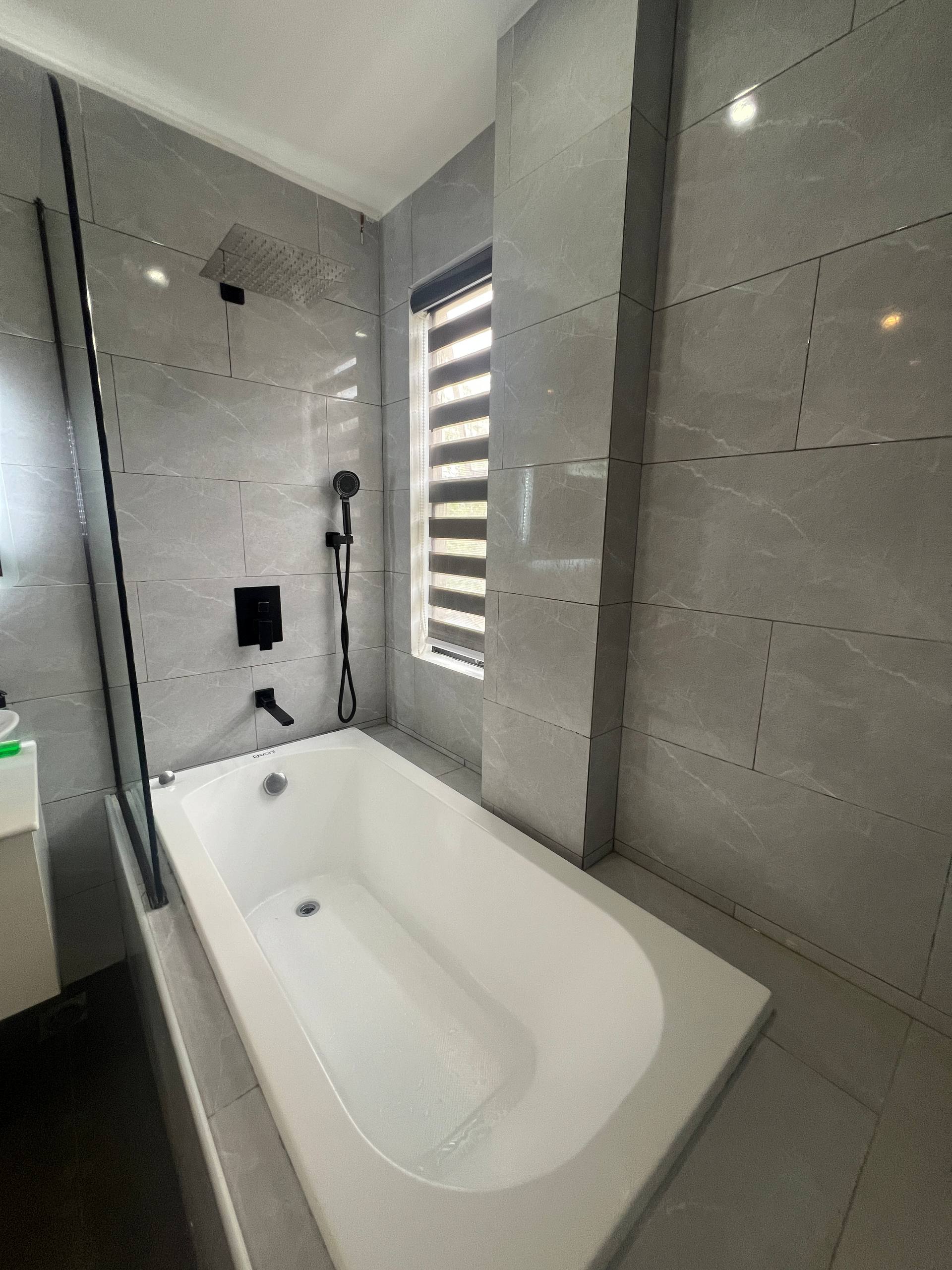 En-suite bathtub, shower fixtures and vanity