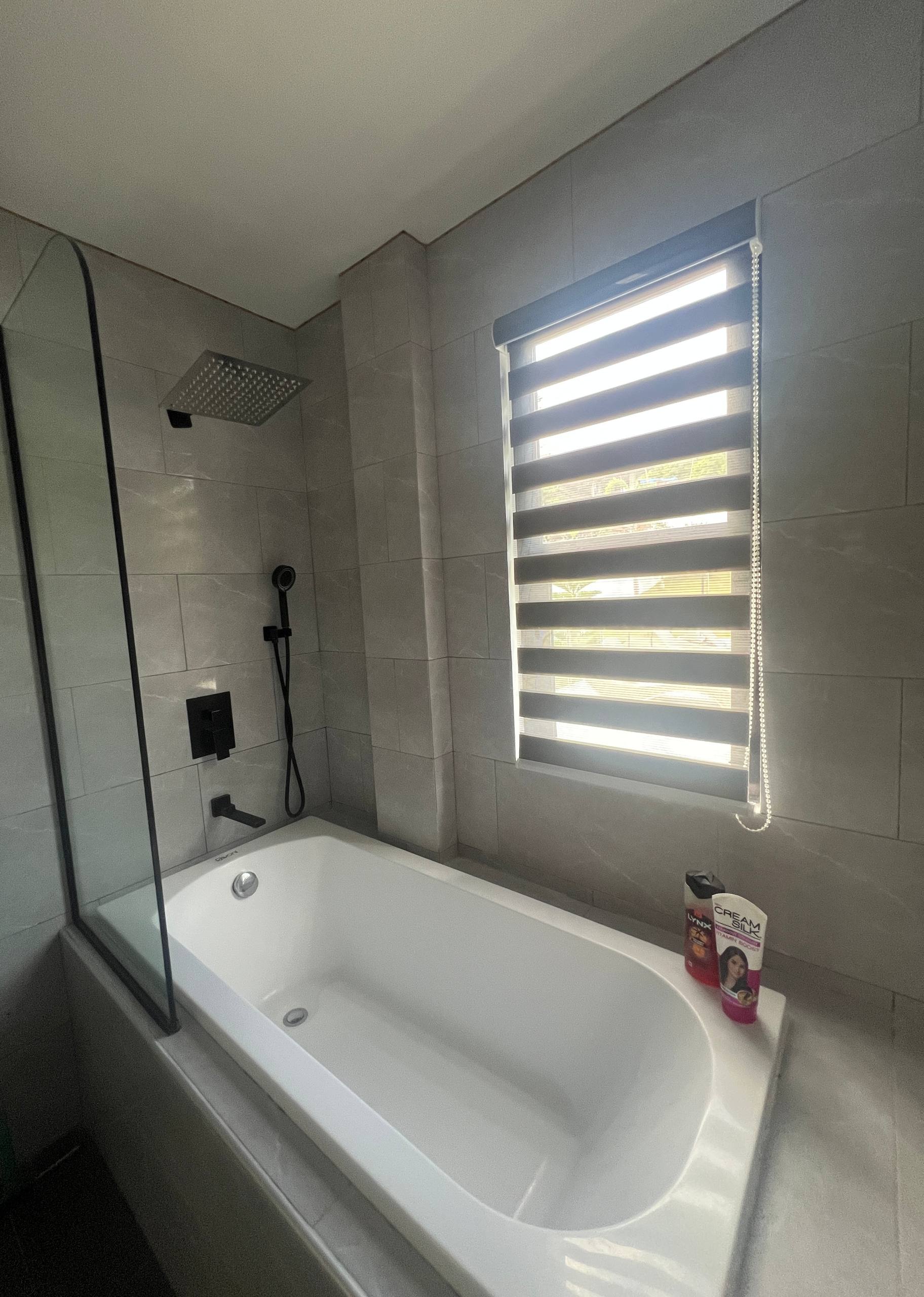 En-suite full view with bathtub, vanity and toilet